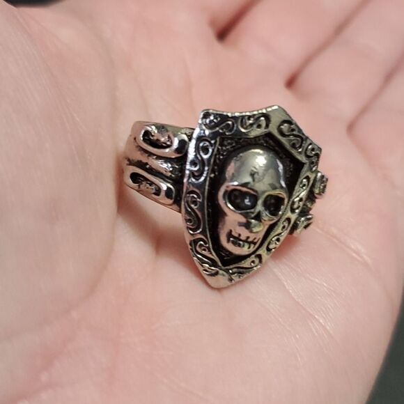 Silver tone skull ring approx size 9 - Picture 9 of 9